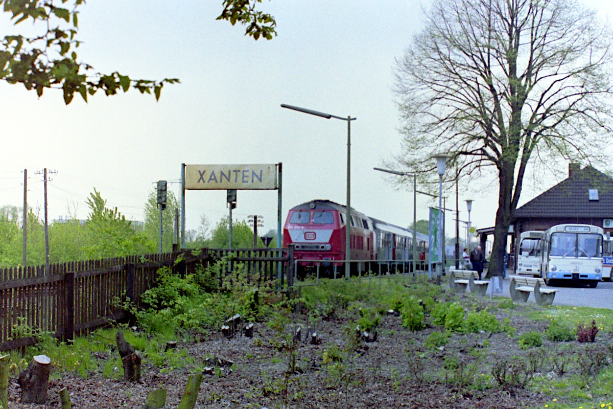 Xantener Bahnhofsszene mit 215 030-8