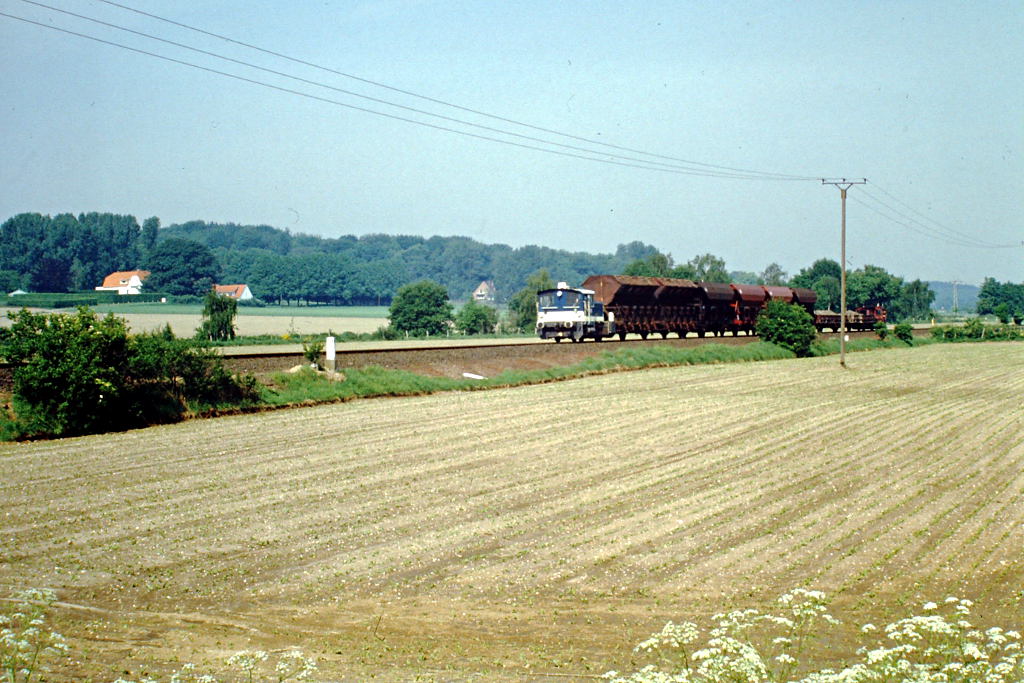 Zwei Kleinloks mit (Bau-) Güterzug bei Birten