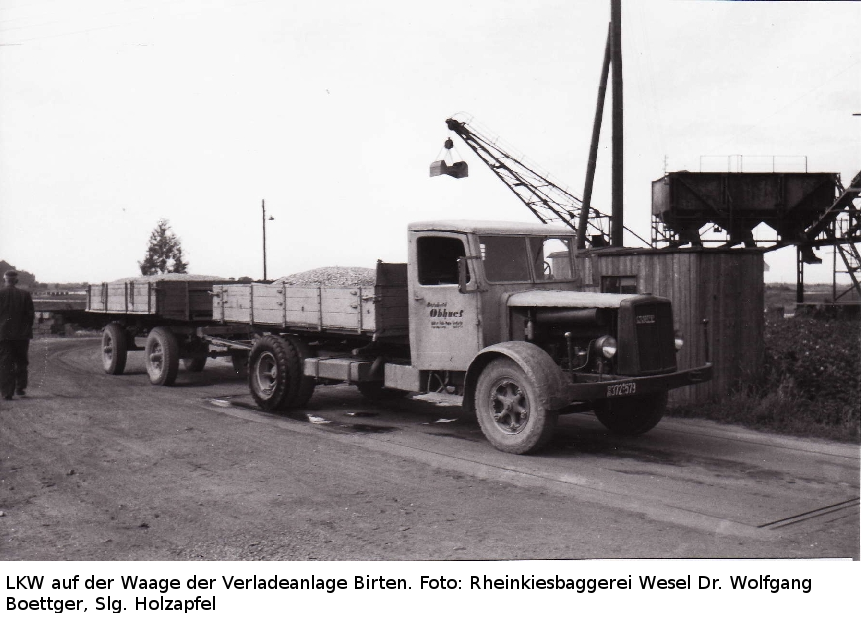 Ein LKW-Gespann auf der Waage der Kiesgesellschaft Wesel/Rheinkies-Baggerei Wesel, Verladestelle Birten