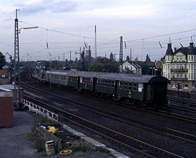 Ein Nahverkehrszug nach Kleve fährt in Moers Pbf ein