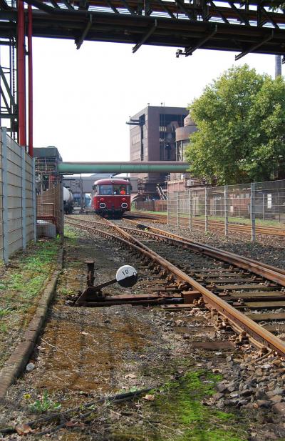 Der Reviersprinter verschwindet zwischen den Sachtleben-Werksteilen Richtung Trompet