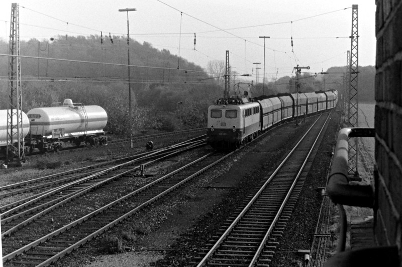 140 401 fährt mit ihrem Kohlenzug in den Bahnhof Millingen (Rheinland) ein.