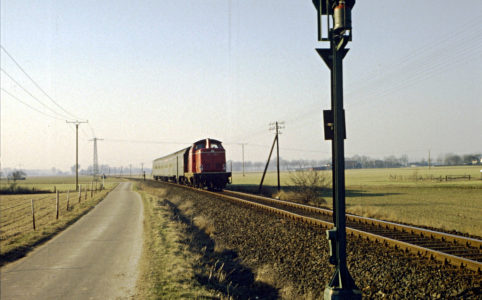 211 100 auf dem Weg nach Duisburg im Düsterfeld bei Xanten.