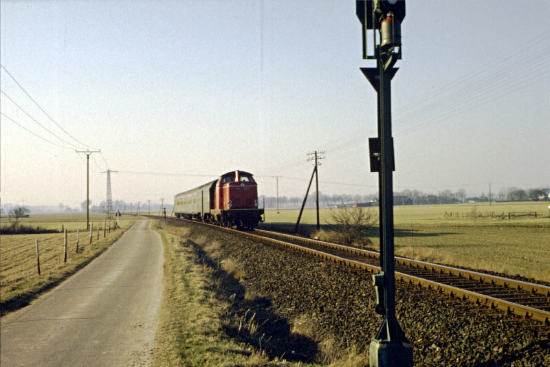 211 100 auf dem Weg nach Duisburg im Düsterfeld bei Xanten.