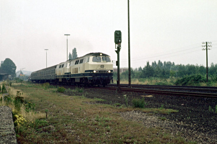 215 mit Vorspann im Bahnhof Xanten