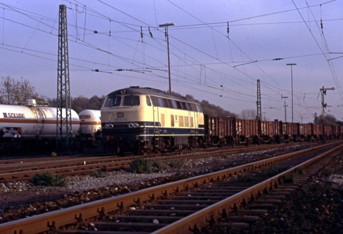 216 012 fährt in Millingen ein