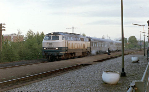 215 023 wartet frühmorgens in Xanten auf Reisende.