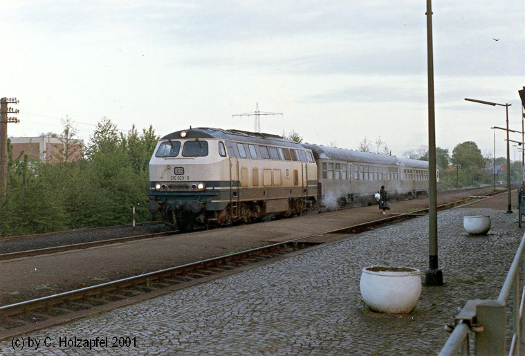 215 023 wartet frühmorgens in Xanten auf Reisende.