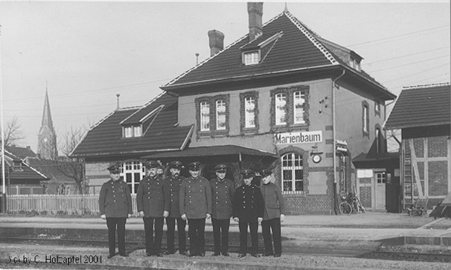 Belegschaft des Bahnhofs Marienbaum um 1930