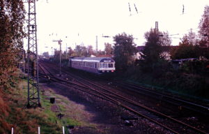 Blick vom Stellwerk Rheinberg West auf einen Zug nach Duisburg