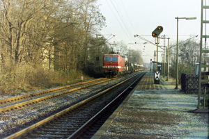 Rheinhausen Ost, Dezember 1992. Eine 143 zieht ihren gemischten Güterzug Richtung Rheinhausen/Krefeld.