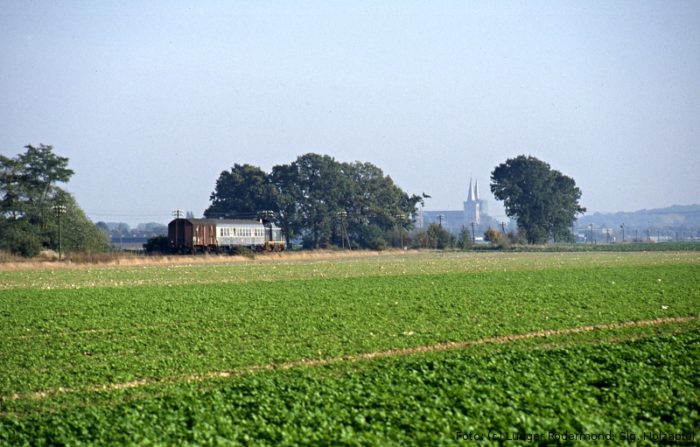 Ein kurzer Nahverkehrszug fährt von Kleve kommend auf Xanten zu.