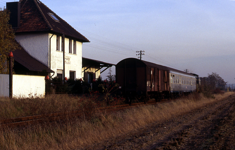 Nahverkehrszug nach Duisburg beim ehem. Bahnhof Wardt zw. Marienbaum und Xanten